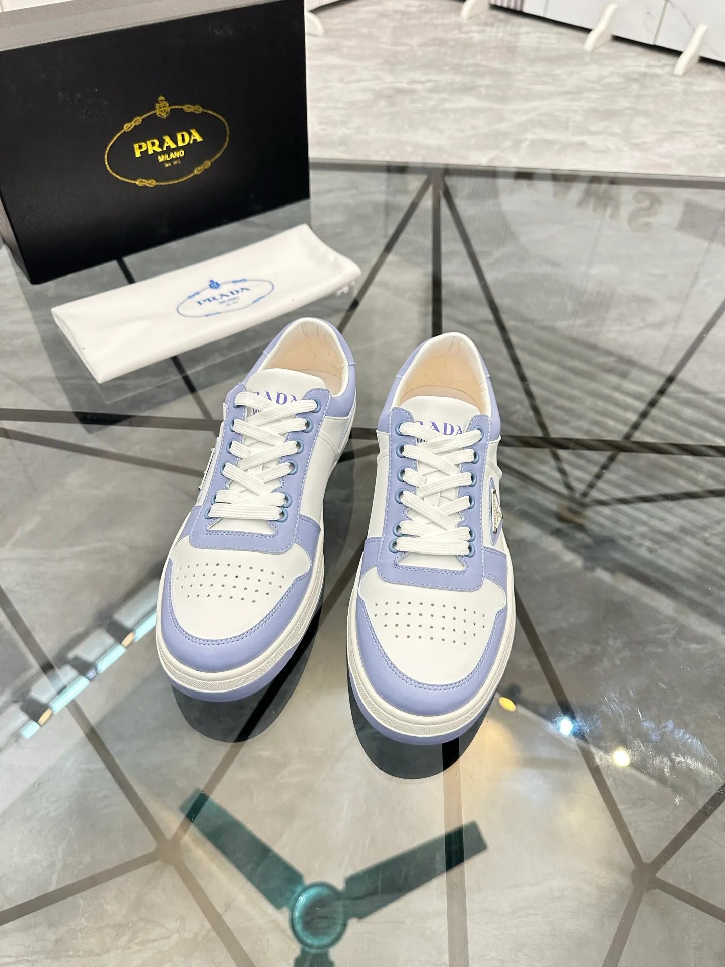 Men's shoes: 💰P400¥ Product trademark: Prada *"Prada*" low-top casual shoes Regular size: 38-44 (can be customized to 45) Product materials: imported cowhide upper, sheepskin lining, original outsole. Number: 020